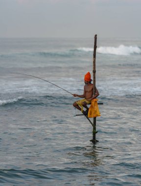 Galle, Sri Lanka-2019-04-01-Sri Lanka stilt balıkçılar akşam yemeği için balık yakalamak için küçük platformlarda tüm gün harcamak