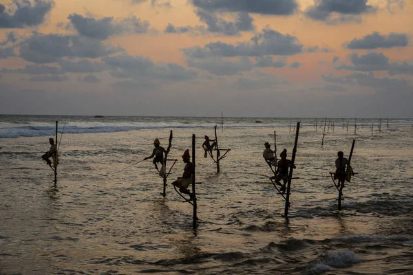 Galle, Sri Lanka - 2019-04-01 - Stilt Fishermen of Sri Lanka Pasa todo el día en pequeñas plataformas para pescar peces para la cena —  Fotos de Stock