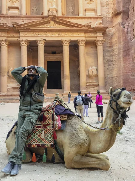 Petra, jordan - 2019-04-21 - die Enthüllung ist, wenn die Schatzkammer von petra zum ersten Mal gesehen wird — Stockfoto