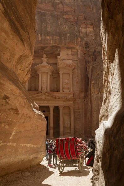 Petra, Jordânia - 2019-04-21 - A Revelação é quando o Tesouro de Petra é visto pela primeira vez — Fotografia de Stock