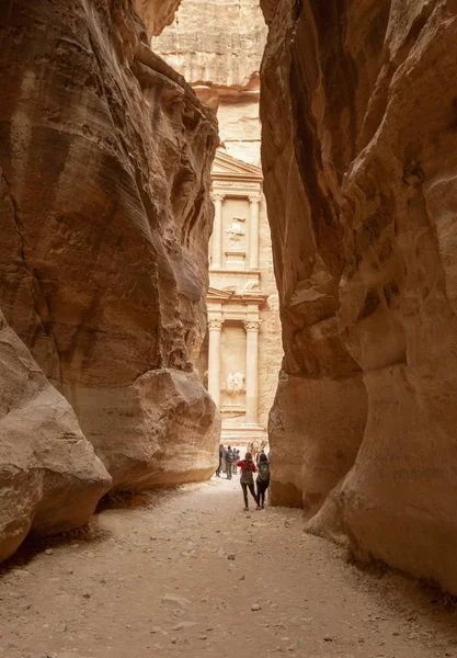 Petra, Jordanien-2019-04-21-avslöj är, när kassan av Petra ses först — Stockfoto