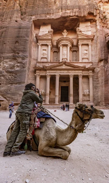 Petra, Jordânia - 2019-04-21 - Descanso de camelos em frente ao tesouro em Petra, à espera de um passeio pago — Fotografia de Stock