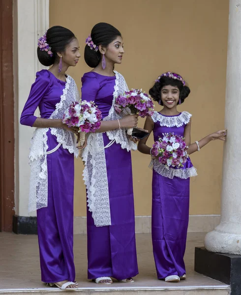 Kandy, Sri Lanka - 09-03-24 - Dos mujeres y niñas esperan la boda —  Fotos de Stock