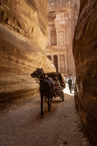 Petra, Jordanië-2019-04-21-de onthulling is wanneer de schatkist van Petra voor het eerst wordt gezien — Stockfoto