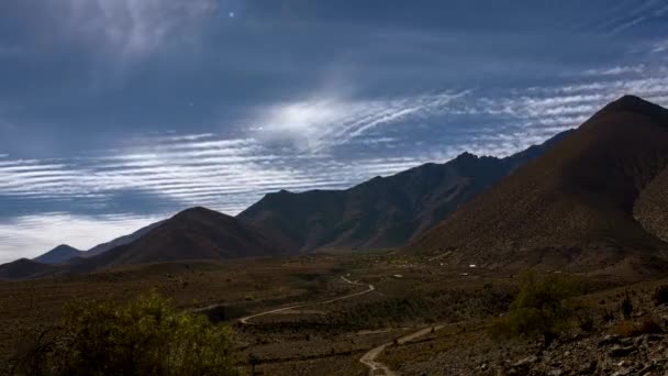 Zaman Uygulaması - Bulutlar Hızla Dağ Vadisi 'ni Geçer — Stok video