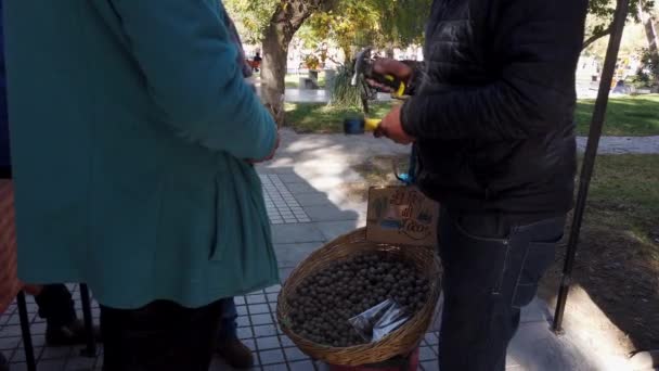 Straßenhändler knackt Palmkokosnüsse für Kunden — Stockvideo