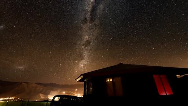 Timelapse - Vía Láctea gira sobre cabina — Vídeos de Stock