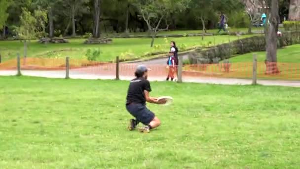 Cuenca, Ekvador - 2019-02-10 - Pickup Extreme Frisbee in Park - Rolling Catch — Stok video