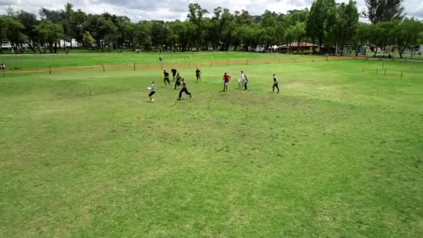 Cuenca, Ekuador - 2019-02-10 - Pickup Extreme Frisbee in Park - Aerial View Missed Long Pass — Stok Video