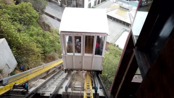 Santiago, Chile - 2019-06-27 - Estación de aproximación funicular en la cima de la colina — Vídeos de Stock