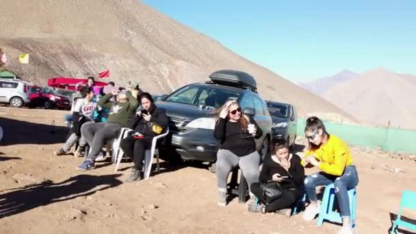 Vacuna, Chili - 2019-07-02 - Kleine groep horloges zonsverduistering dragen eclips — Stockvideo