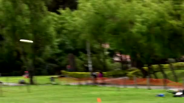 Cuenca, Ecuador - 2019-02-10 - Pickup Extreme Frisbee in Park - Lanzamiento de apertura — Vídeos de Stock