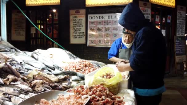 Santiago, Chile - 2019-06-27 - Vendedores Shell Shrimp — Vídeos de Stock