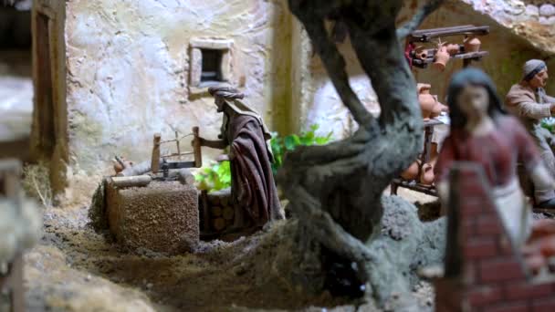 Cuenca, Ecuador - 2019-01-03 - Animated Christmas Nativity Scene - Timmerman zagen hout — Stockvideo