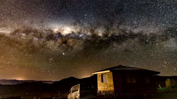 Vacuna, Chile - 2019-07-02 - Timelapse - Droga Mleczna obraca się nad kabiną wraz ze wschodem słońca — Wideo stockowe