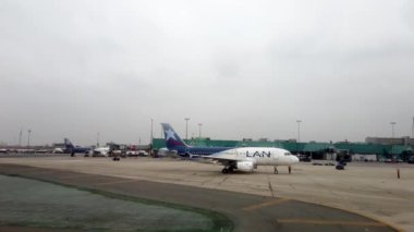 Guayaquil, Ekvador - 2019-06-26 - Gualaquil havaalanındaki Window View uçağı kalkışa hazırlanıyor.