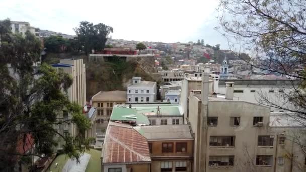 Santiago, Chile - 2019-06-27 - pohled z okna jednolitých vzestupů v kopcích — Stock video