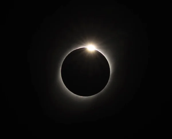 2019年7月2日，智利从真空中看到的全食前几秒钟的日食 — 图库照片
