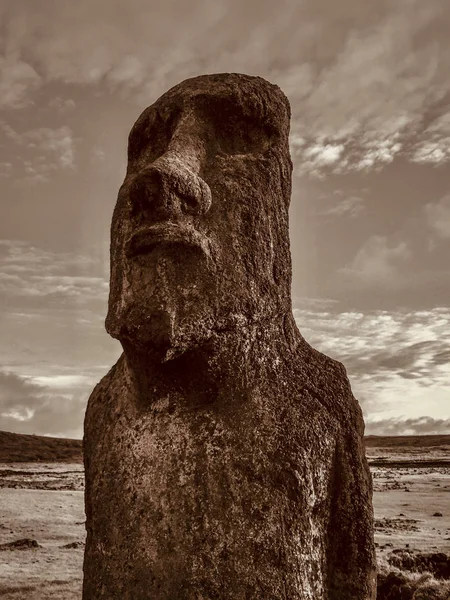 Moai-Statuen auf der Osterinsel im Rano Raraku-Steinbruch — Stockfoto