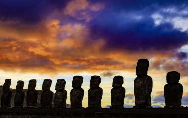 Moai Paskalya Adası 'nda Ahu Tongariki' de gün doğumunda