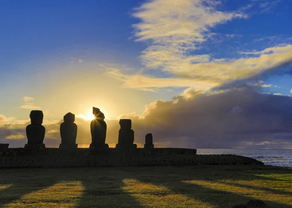 Moai na Ilha de Páscoa em Ahu Akivi ao pôr do sol — Fotografia de Stock