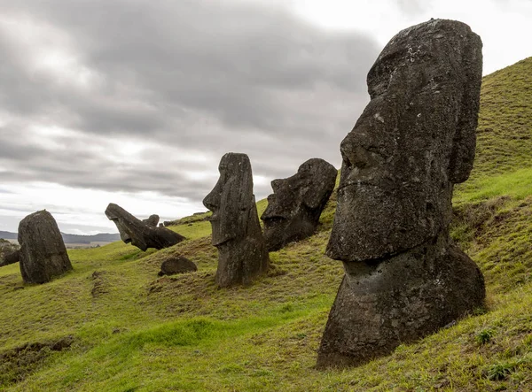 Moai szobrok a Húsvét-szigeten a Rano Raraku kőfejtőnél — Stock Fotó