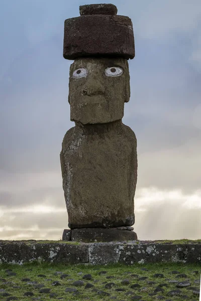 Moai en Isla de Pascua en Ahu Tahai con Scoria Pukao Topknot y réplicas de ojos de coral —  Fotos de Stock