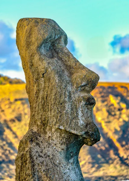Estatuas de Moai en la Isla de Pascua en la cantera Rano Raraku —  Fotos de Stock