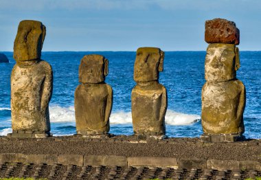 Paskalya Adası 'ndaki Moai Anakena Ahu' da kırmızı topuz şapkalı.