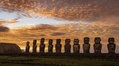 Moai Paskalya Adası 'nda Ahu Tongariki' de gün doğumunda