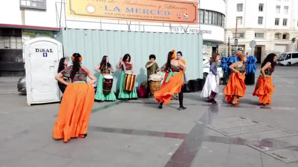 Valpariso,チリ- 2019-07-20 -ストリートダンサーが伝統舞踊を披露 — ストック動画