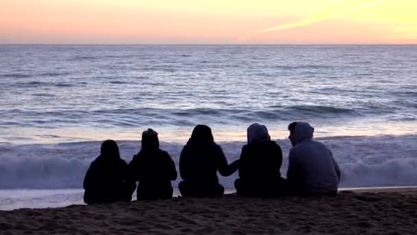 Vina del Mar, Chile - 2019-07-18 - Pięciu przyjaciół siedzi na plaży i ogląda zachód słońca — Wideo stockowe