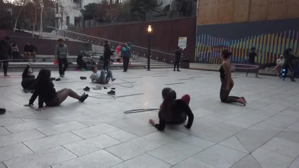 Valparaiso, Чилі - 2019-07-13 - Студенти практика Hoola Hoop and Jugging in Courtyard — стокове відео