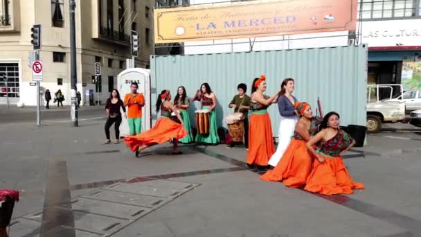 Valparaíso, Chile - 2019-07-20 - Bailarines callejeros realizan danza de preparación — Vídeos de Stock