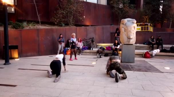 Valparaiso, Chile - 2019-07-13 - Unga kvinnor Studenter övar hiphop dans — Stockvideo