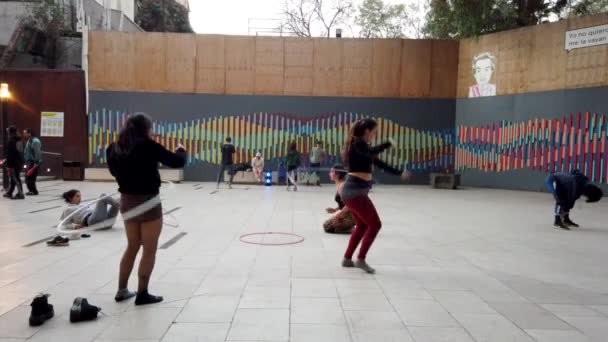 Valparaíso, Chile - 2019-07-13 - Estudiantes practican aros y baile de Hip Hop — Vídeos de Stock