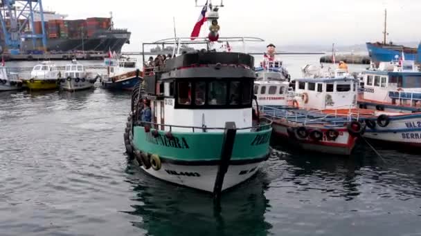 Valparaiso, Chili - 2019-07-20 - Toeristische Bay Tour Boat keert terug naar Dock — Stockvideo