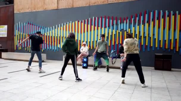 智利瓦尔帕莱索- 2019-07-13 -学生练习街舞 — 图库视频影像