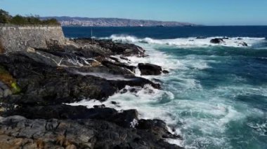 Villa del Mar, Şili Rocky Sahili Büyük Dalgalar Tarafından Parçalanmış