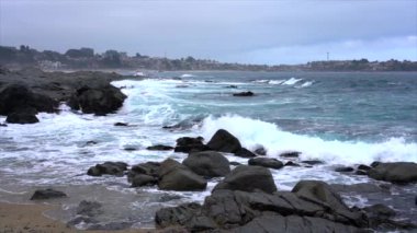 Quintay, Şili Rocky Sahili Dalgalar Tarafından Dağıtıldı Yavaş Hareket