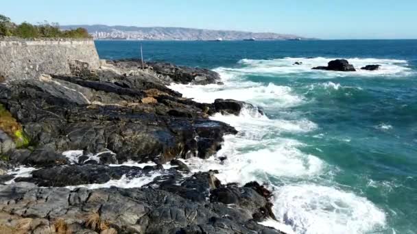 Villa del Mar, Chile Skalnaté pobřeží otlučené vlnami — Stock video