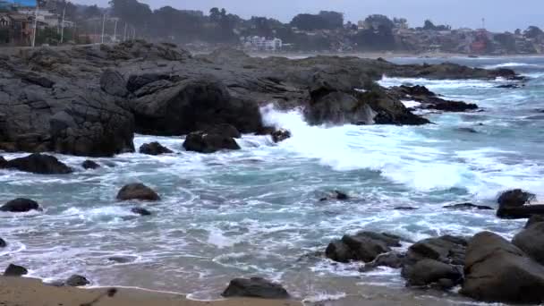 Quintay, Chile Rocky Coast Battered By Waves - Stäng Visa — Stockvideo