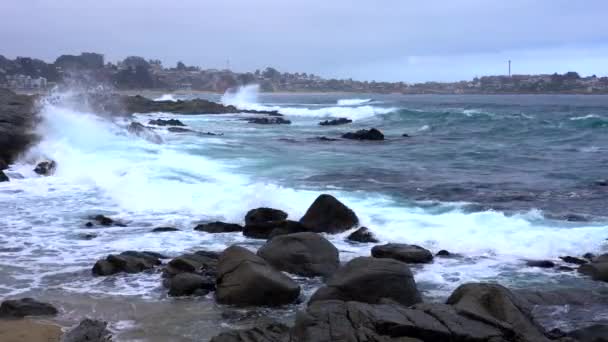Quintay, Chile Rocky Coast Battered By Waves - vidsträckt utsikt — Stockvideo