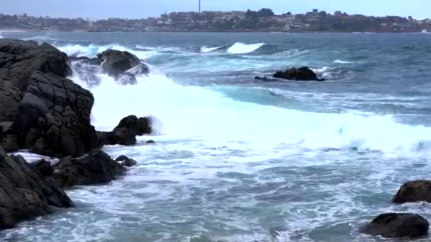 Quintay, Chili Rotskust geslagen door golven - lage hoek — Stockvideo