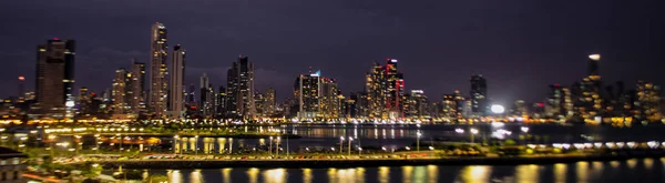 Anama Cidade skyline iluminado à noite — Fotografia de Stock