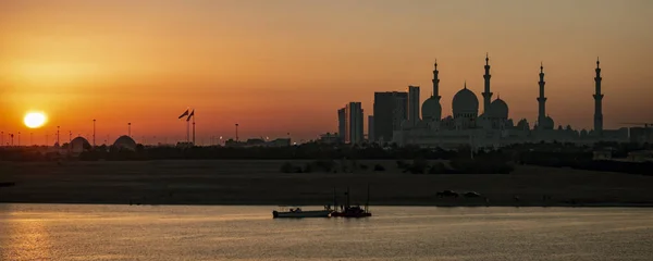 Sjeik Zayed Moskee gezien 's nachts — Stockfoto