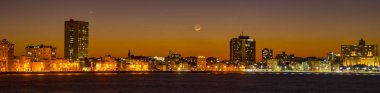 Günbatımında Hilal Ay 'la Havana silueti