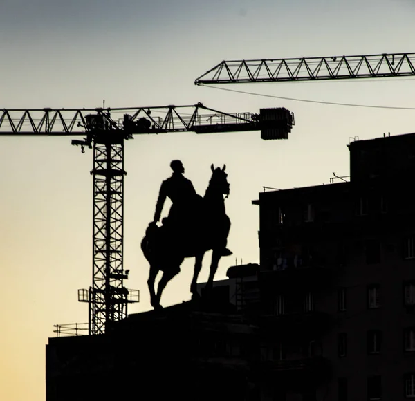 Byggkranar och krigsminnesmärke kan ses över Havanna skyline i skymningen — Stockfoto