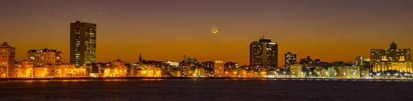 Horizonte Havana ao pôr-do-sol, com lua crescente — Fotografia de Stock