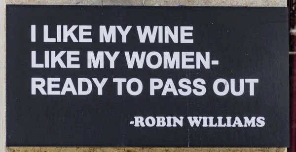 Tblisi, Georgia - 8 de junio de 2017 - El cartel dice que me gusta mi vino como mis mujeres —  Fotos de Stock